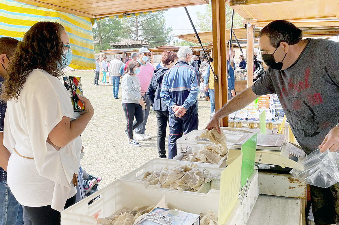 Uno de los comercios ofrece sus productos en la pasada edición
