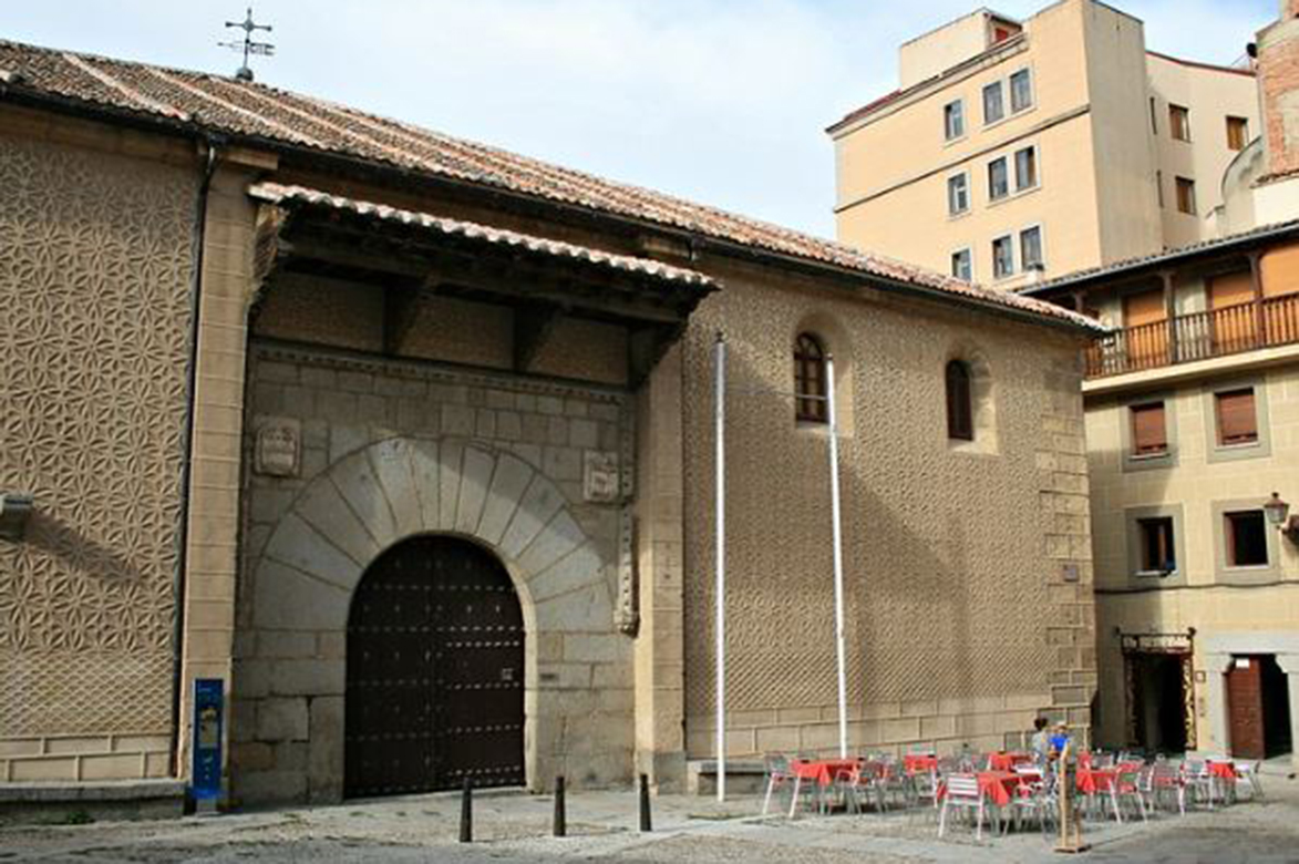El Archivo Municipal tiene su sede en el edificio de La Alhóndiga. / E. A.