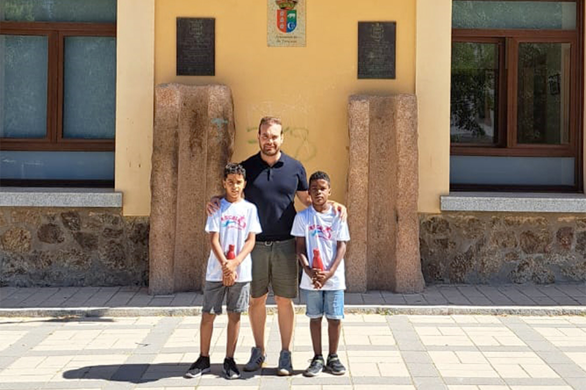 El alcalde de Trescasas recibe a los niños saharauis que pasan sus ‘vacaciones en paz’ en la localidad 1 11 3web