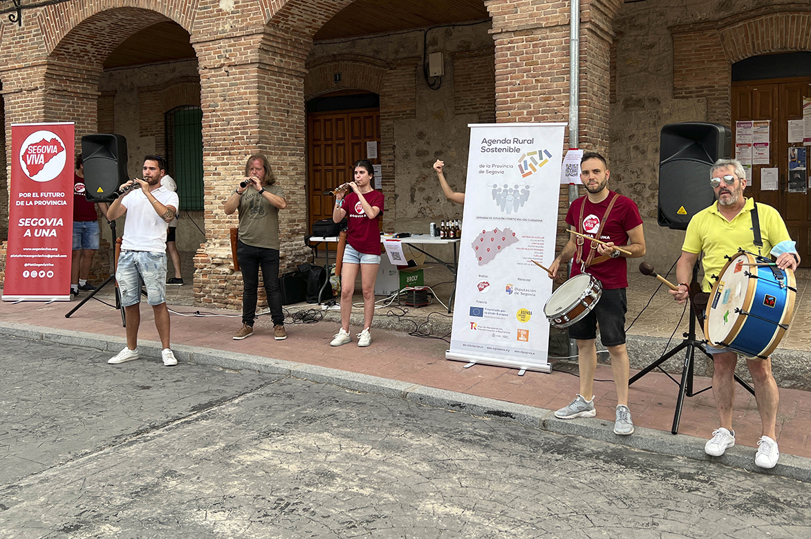 No faltó en este encuentro la música de la dulzaina y el tamboril. /E.A.