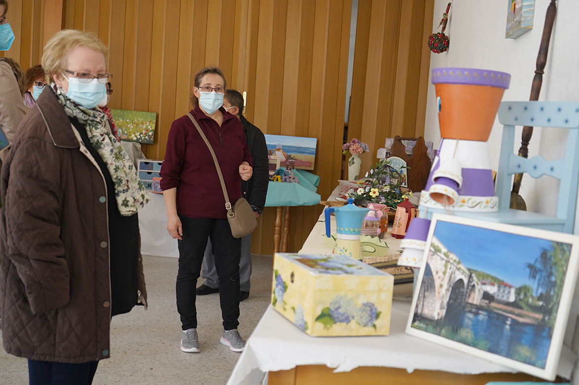 Los vecinos aprecian las obras del Aula de Manualidades del año pasado. / EL ADELANTADO