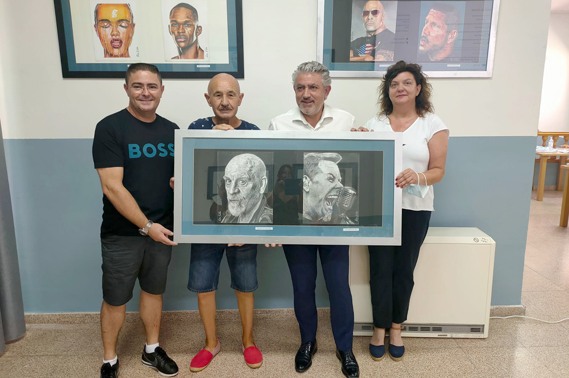 José María, que asistió a la inauguración, sostiene una de sus obras. /E.A.