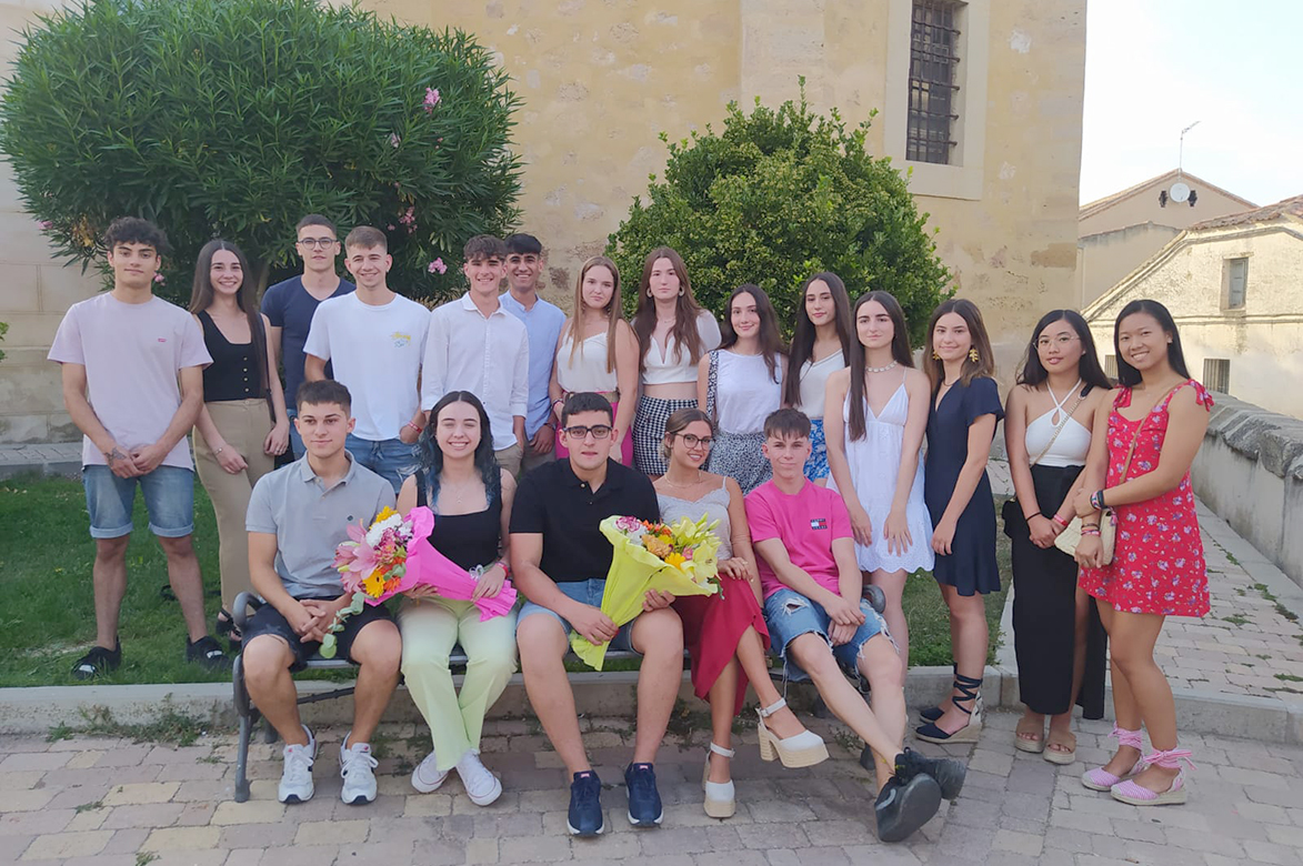 Los quintos y las quintas hicieron la ofrenda de flores a la patrona La Inmaculada Concepción. /EA