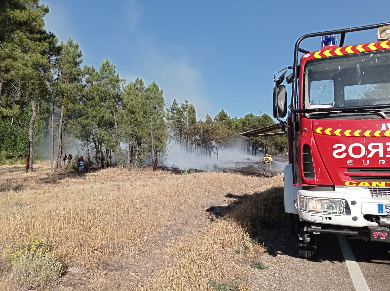 Un camión de bomberos al lado de la zona del pinar afectada por el incendio en Cantalejo. / PROTECCIÓN CIVIL