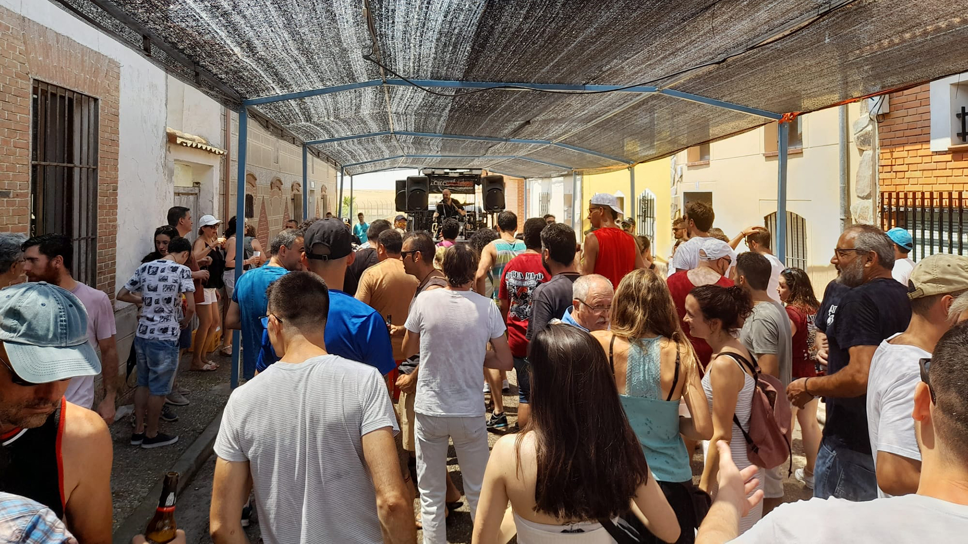 Los asistentes disfrutan del vermú musical bajo la sombra de la lona. / E.A.