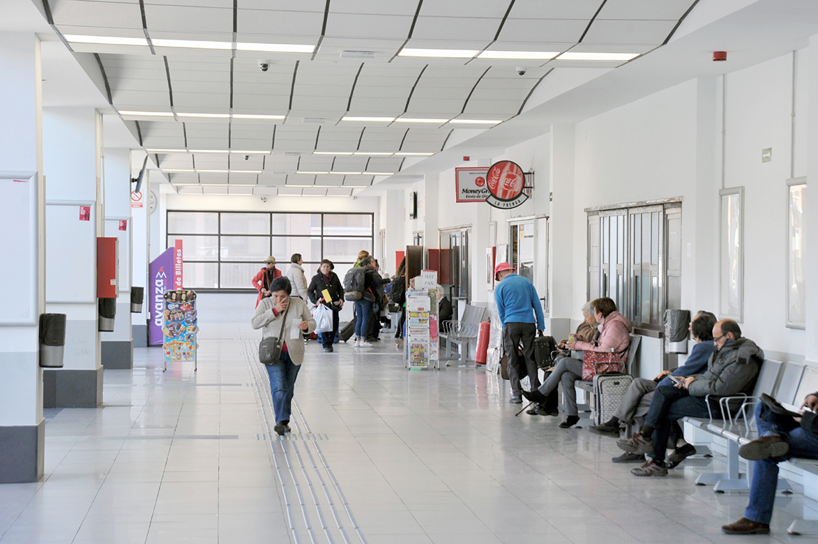 Zona de espera peatonal de la Estación de Autobuses de la capital segoviana. / Kamarero