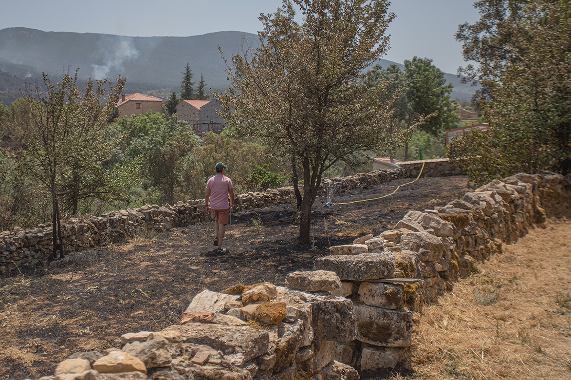 Vecinos de Torre Val de San Pedro continuaron este domingo refrescando las zonas afectadas por el fuego. / ROCÍO PARDOS