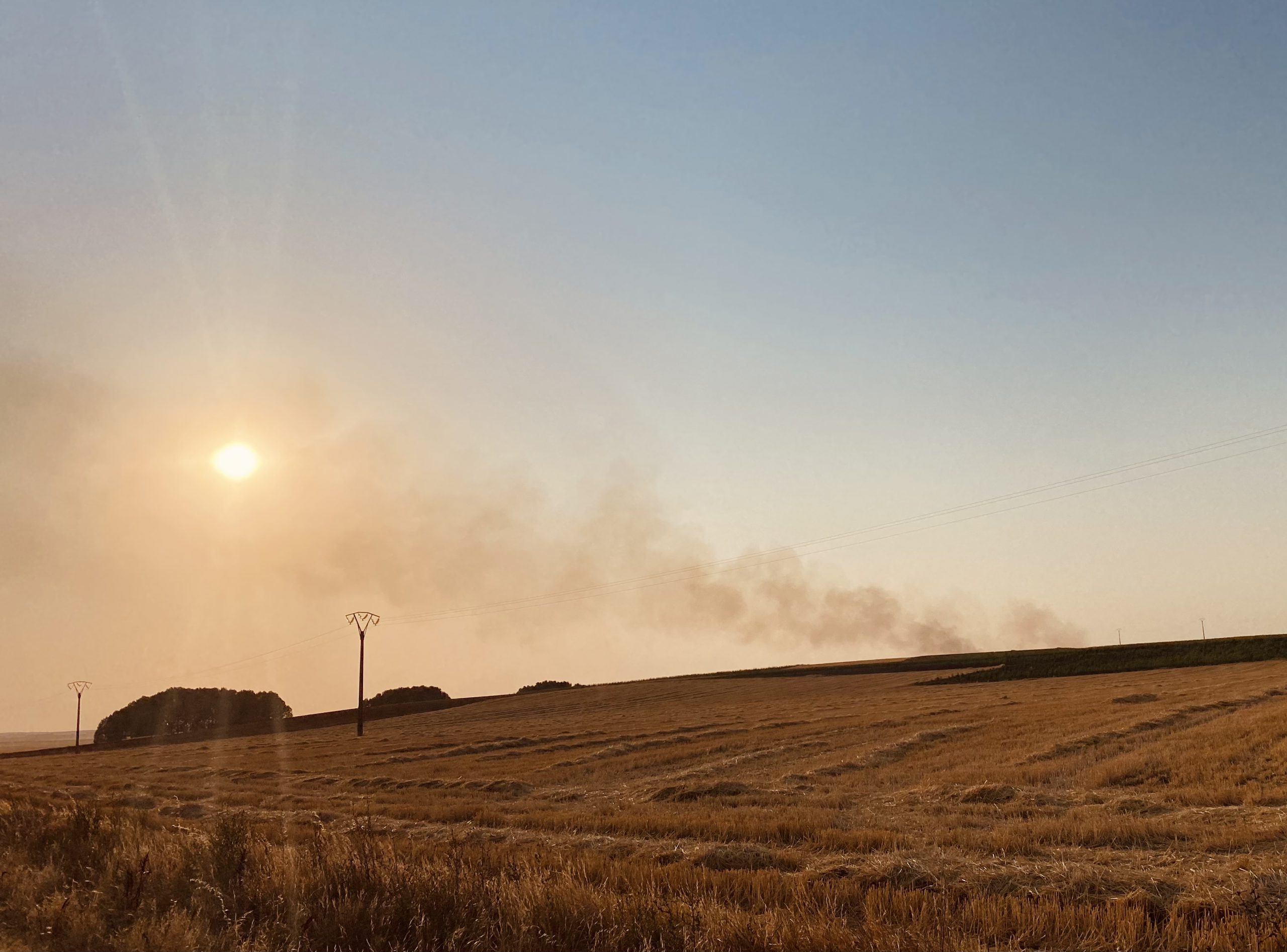 Humo del incendio entre Aldeonte y Encinas. / A.M.