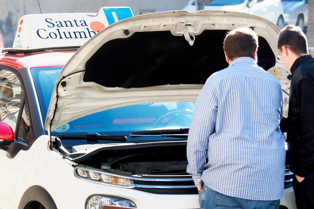 Un profesor explicando la mecánica del coche a su alumno. / KAMARERO