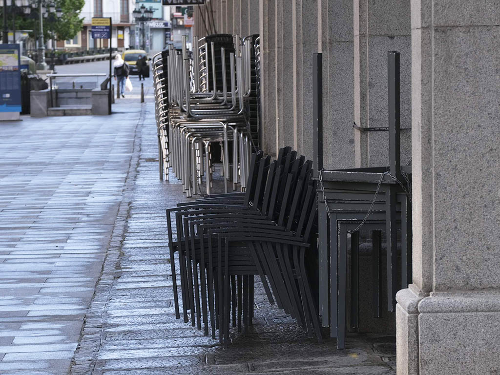 Mesas y sillas recogidas de un establecimientos hostelero en la Avenida del Acueducto. / KAMARERO