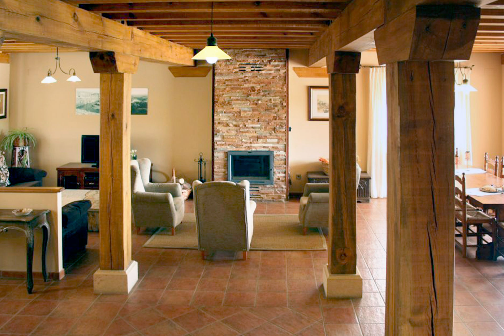 Imagen de un salón de uno de los más de 400 establecimientos de turismo rural que ofrecen alojamiento y actividades en la provincia de Segovia.