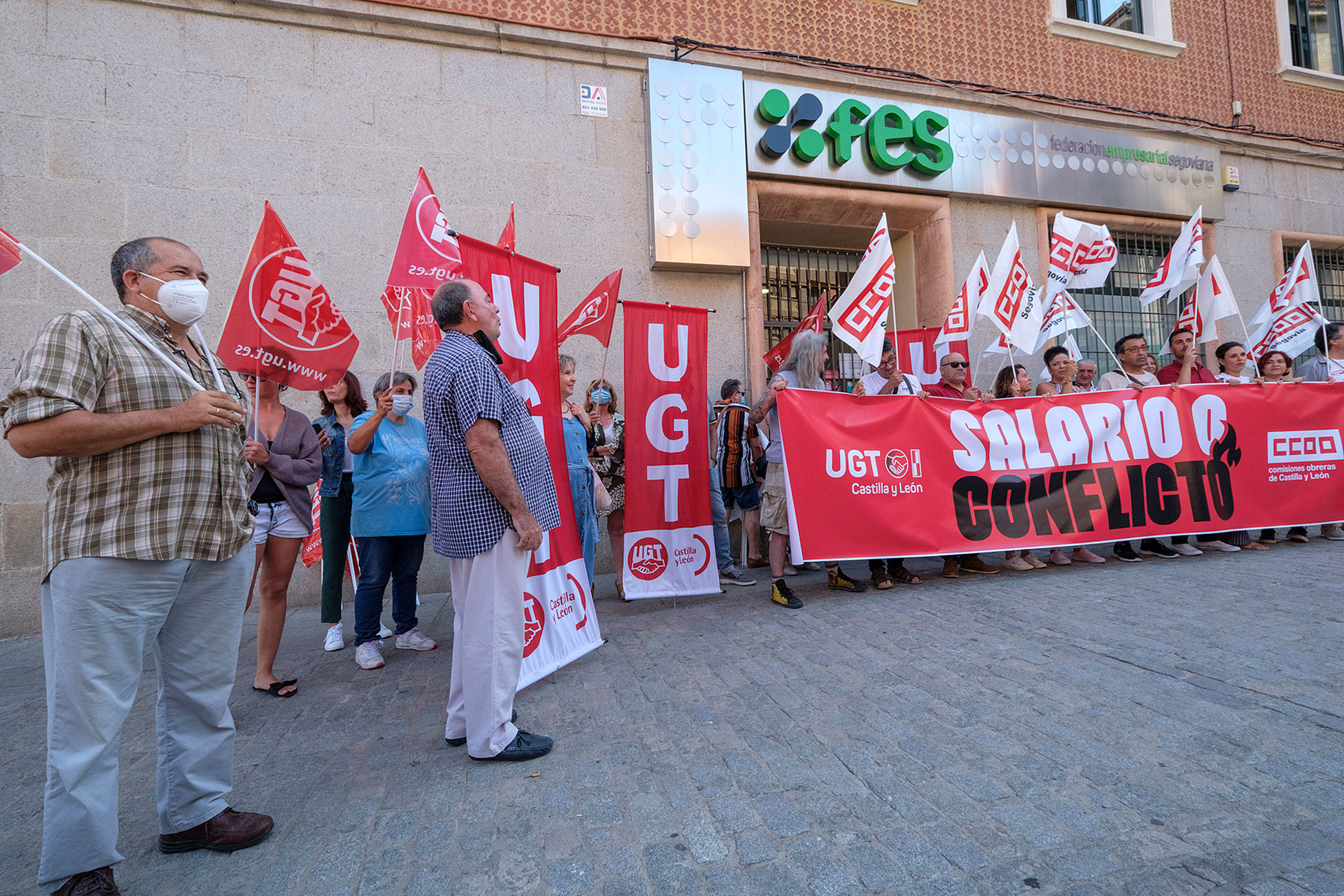 Los sindicatos reivindican las demandas de los trabajadores frente a la sede de la patronal.
