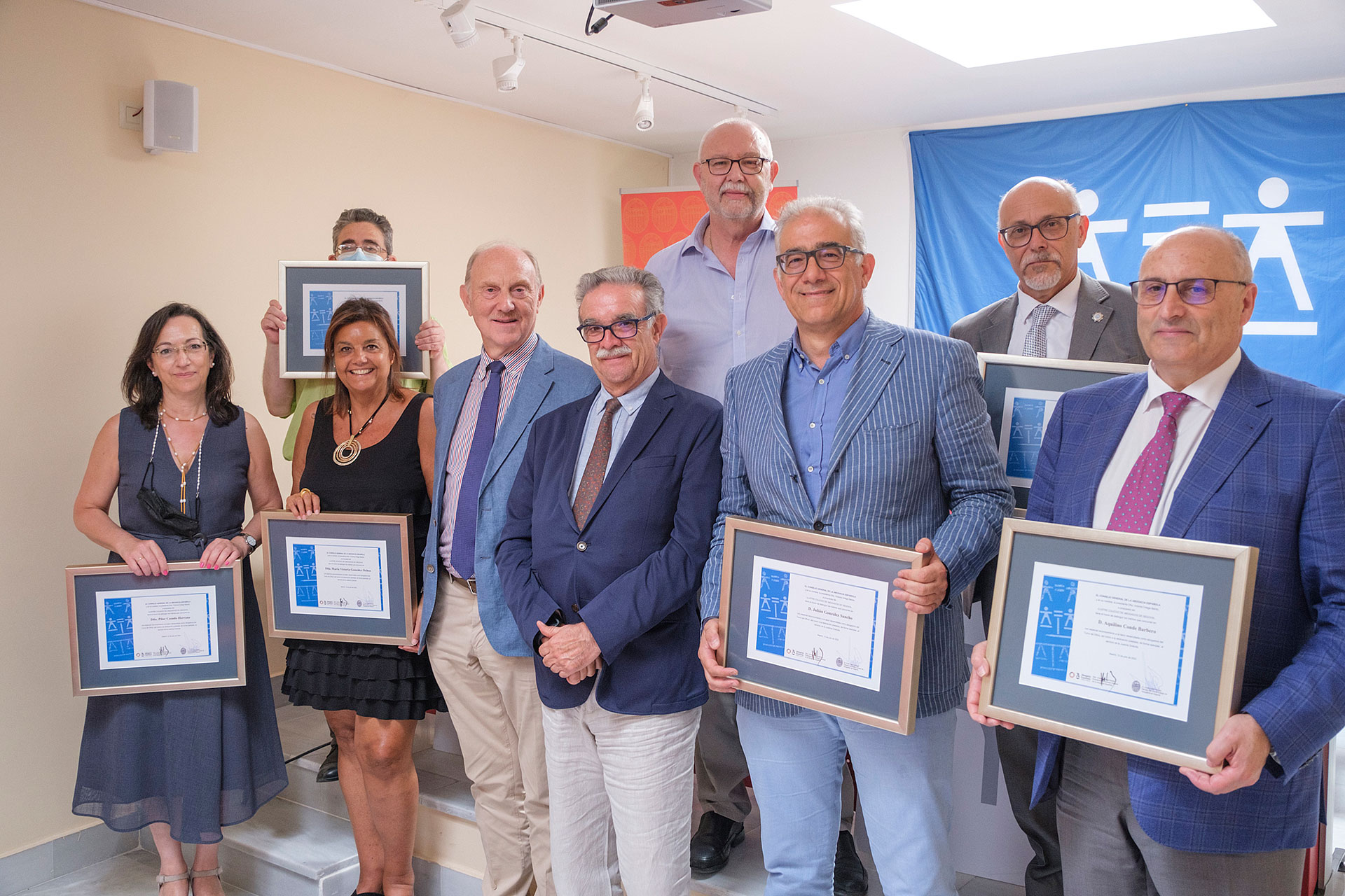 Los abogados recibieron un diploma acreditativo en la sede del Colegio de manos del decano. / KAMARERO