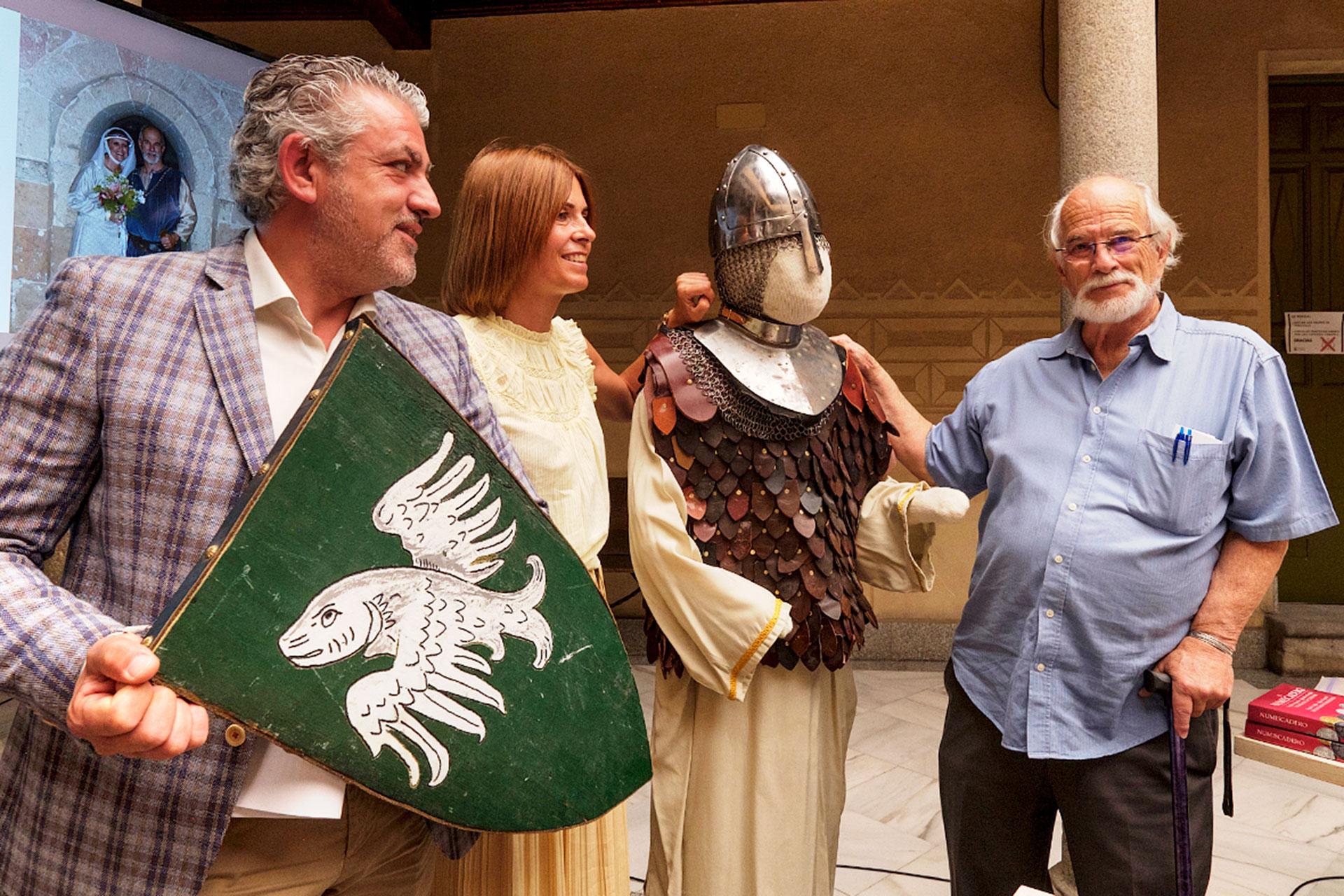 Presentación de la cesión de los trajes de época con los diputados de Cultura y Turismo y Gary Beals. / KAMARERO