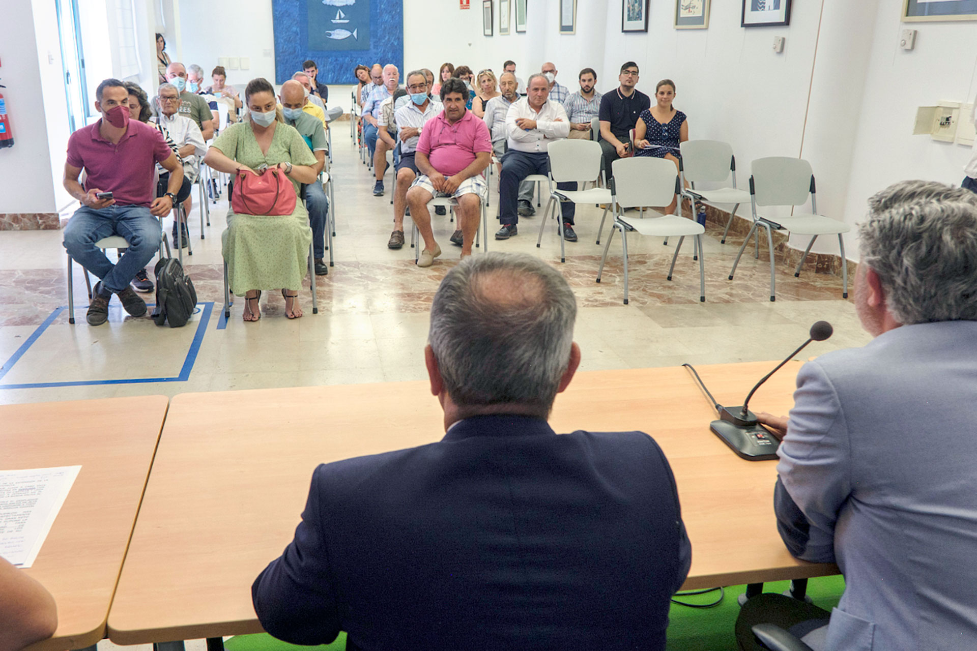 Un momento de la reunión celebrada ayer con alcaldes en la Casa del Sello. /KAMARERO