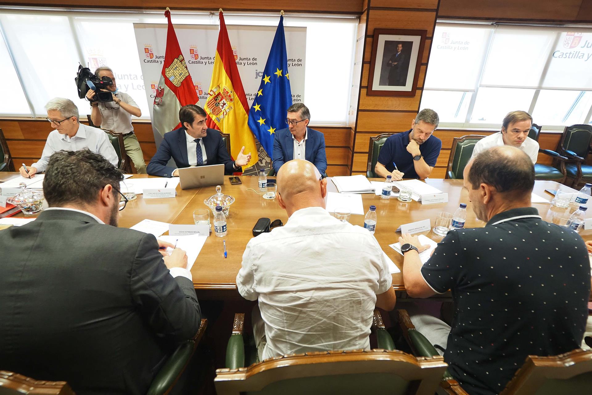 El consejero de Medio Ambiente, Vivienda y Ordenación del Territorio,Juan Carlos Suárez-Quiñones, durante la reunión mantenida este miércoles en Valladolid con los representantes de CCOO, UGT y CEOECyL de la Comisión en Materia Forestal del Consejo del Diálogo Social. EFE/ R. García