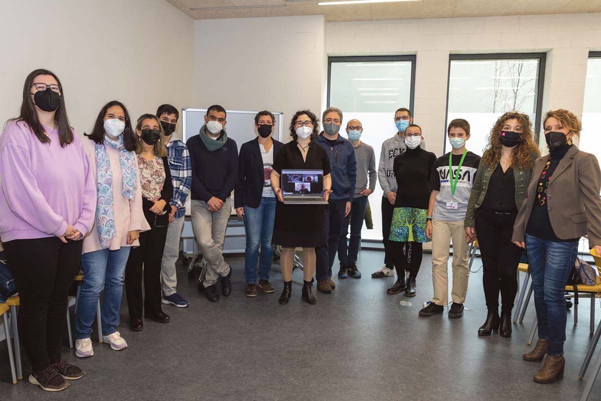 Reunión de algunos alumnos y profesores del Curso Experto en Metodologías Fundamentadas para la Educación STEAM al finalizar el mismo. / Alberto Morala