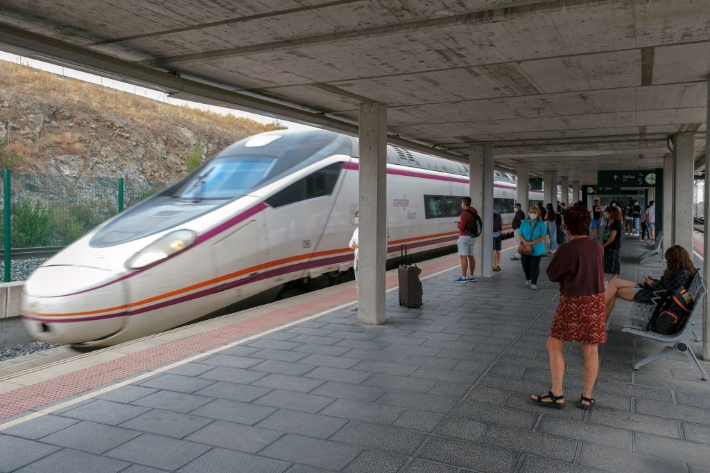 La llegada del AVE a Segovia cumple 15 años con más de 64 millones de viajeros 2 Estacion AVE Guiomar Tren Avant KAM1198