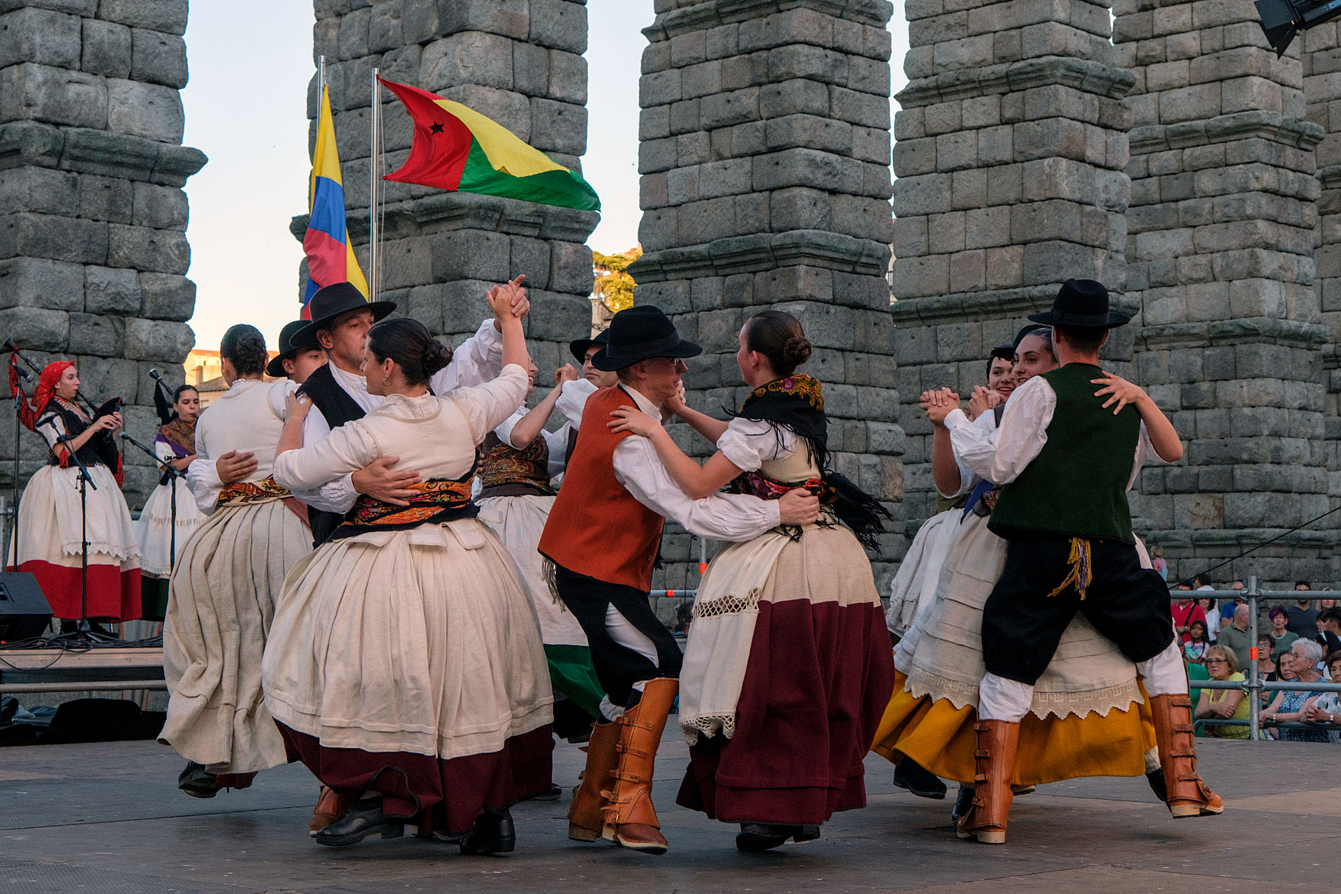 Festival Folclórico Internacional de La Esteva, en el Azoguejo. / KAMARERO