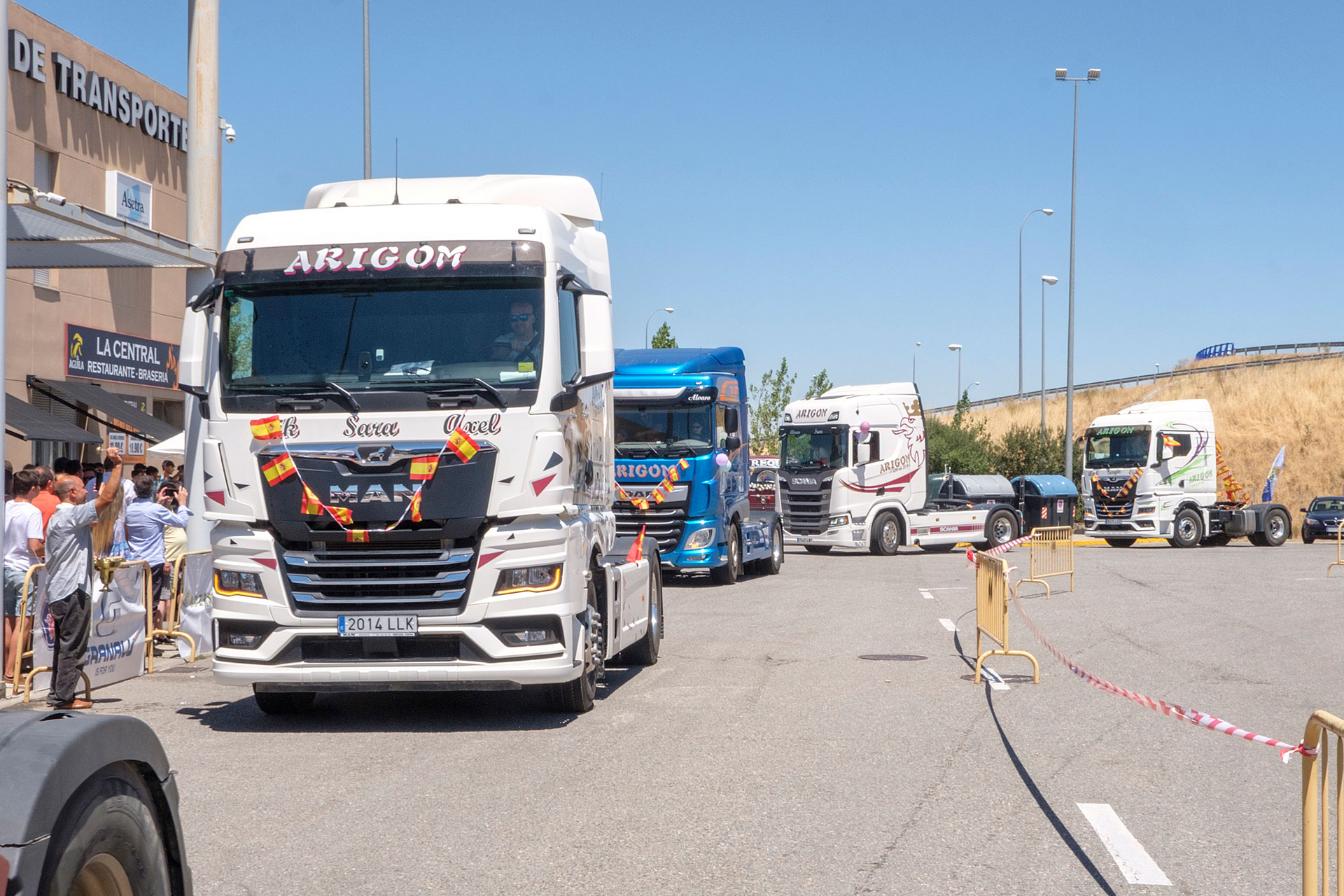 Decenas de vehículos acudieron este sábado al Centro de Transportes de Segovia durante algo más de una hora para obtener la bendición por San Cristóbal. / KAMARERO