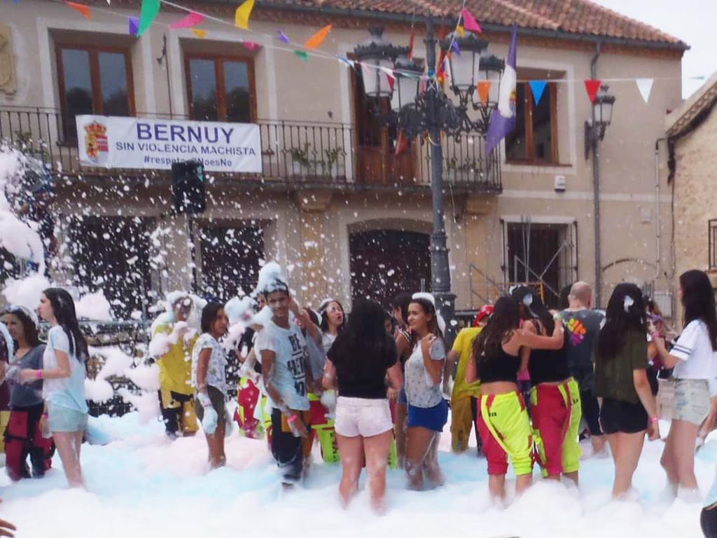 Fiesta de la espuma, en Bernuy de Porreros.