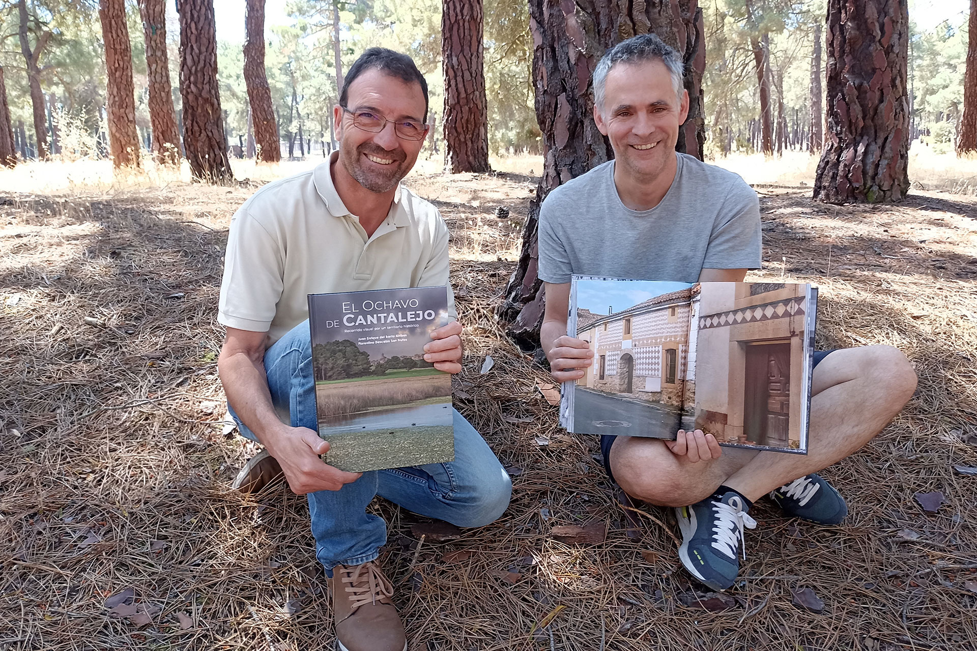 Los responsables de la publicación, Florentino Descalzo y Enrique del Barrio, muestran la portada y algunas páginas interiores dedicadas a los pueblos que integran el Ochavo de Cantalejo. / EL ADELANTADO