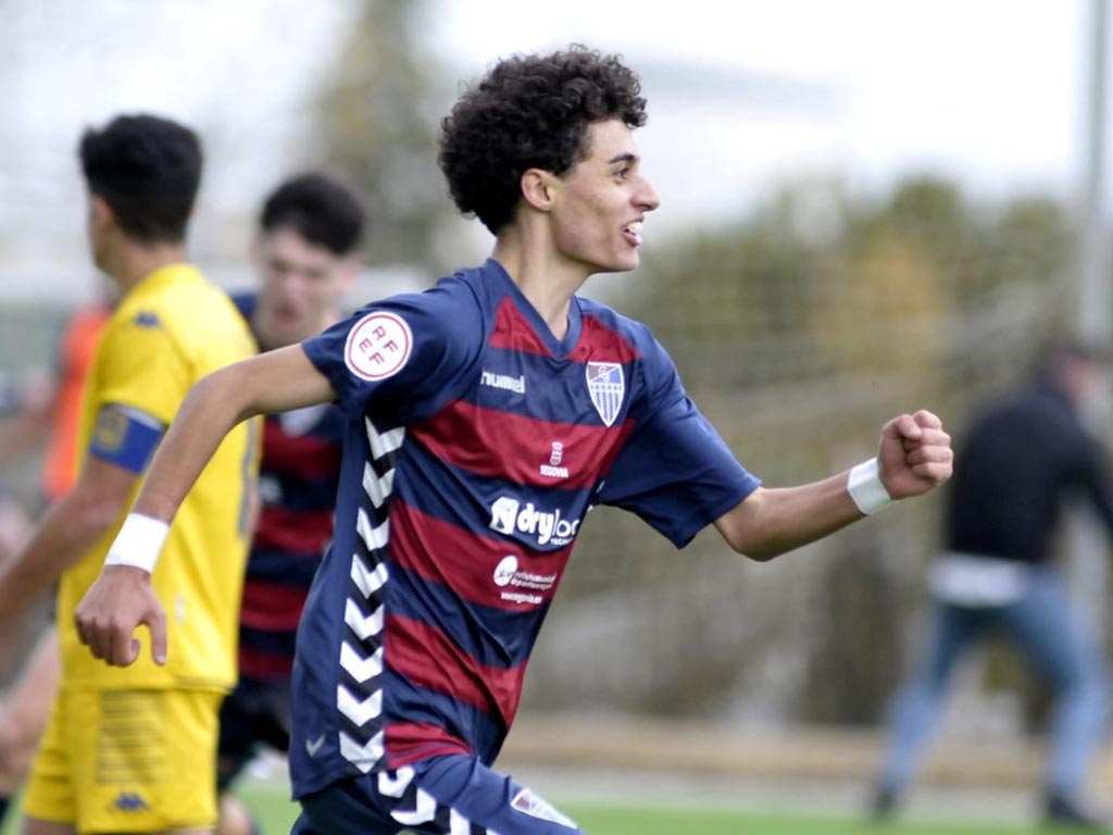El joven extremo Pablo Arranz, durante un partido con los juveniles de la Segoviana. / GIMNÁSTICA SEGOVIANA - JUAN MARTÍN