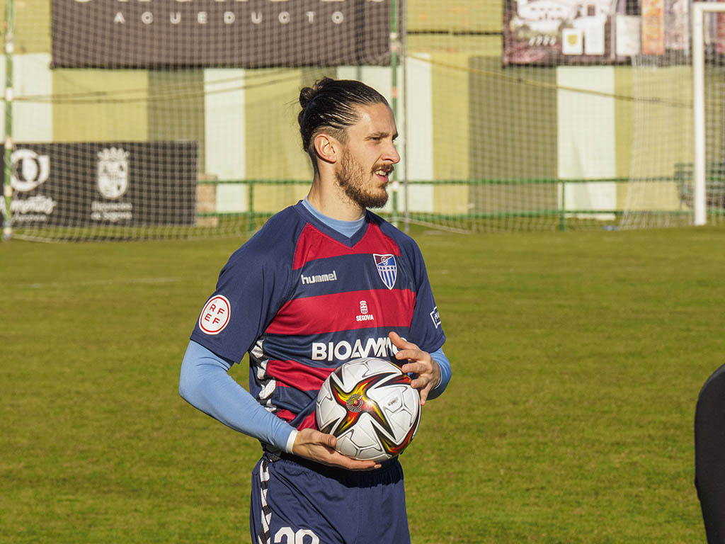 El lateral derecho de la Segoviana Adrián Pérez. / KAMARERO