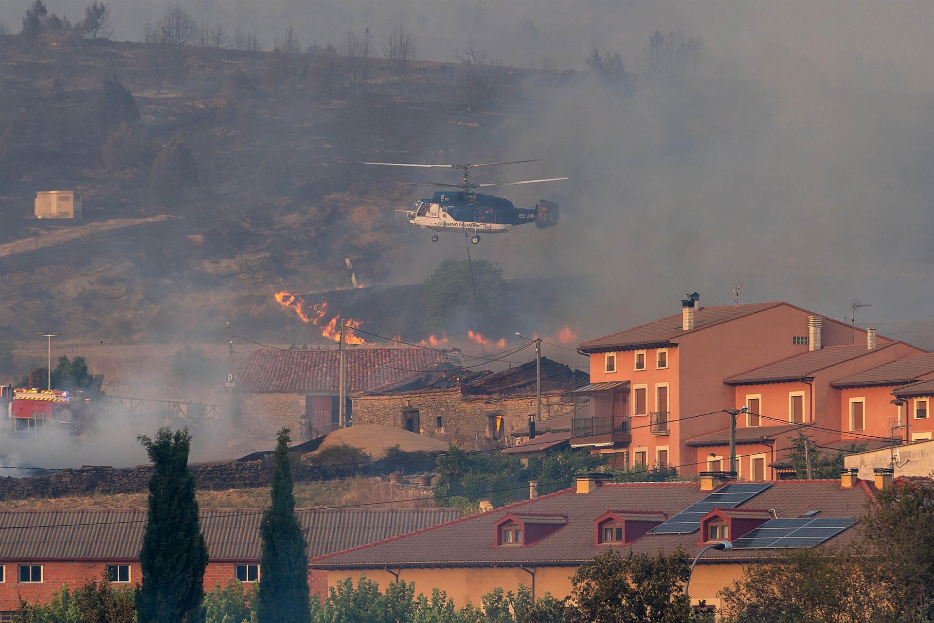 Dos de los tres grandes incendios activos de Castilla y León, con indicios que fueron intencionados 1 El incendio declarado este domingo por la tarde en el término municipal de Quintanilla del Coco, en Burgos. / EFE - PACO SANTAMARÍA
