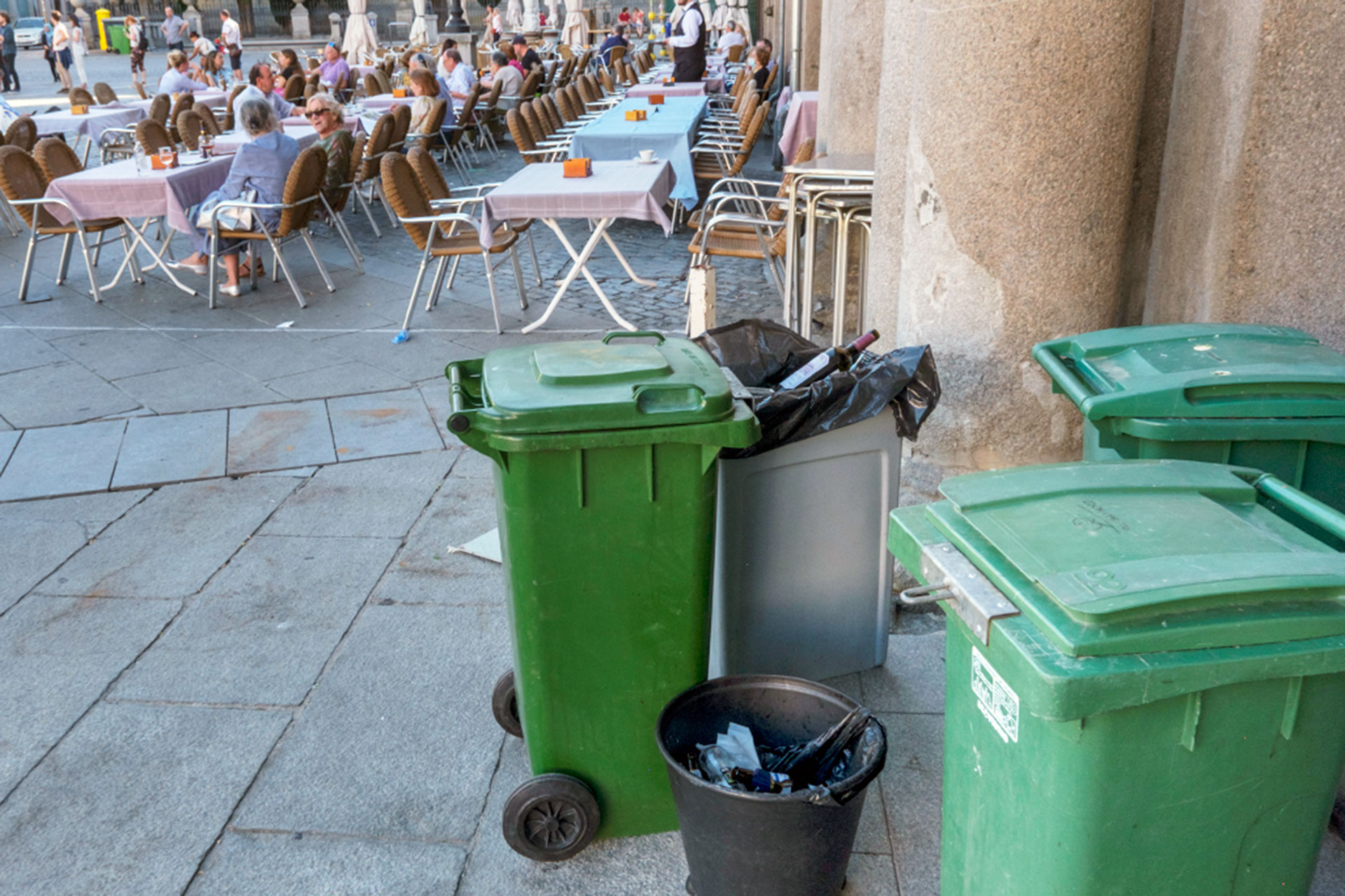 Plaza Mayor Recogida Basuras Vidrio Terrazas