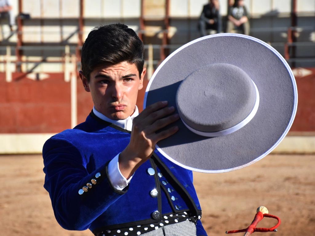 Brindis del novillero Curro Muñoz, en Ayllón. / A.M.