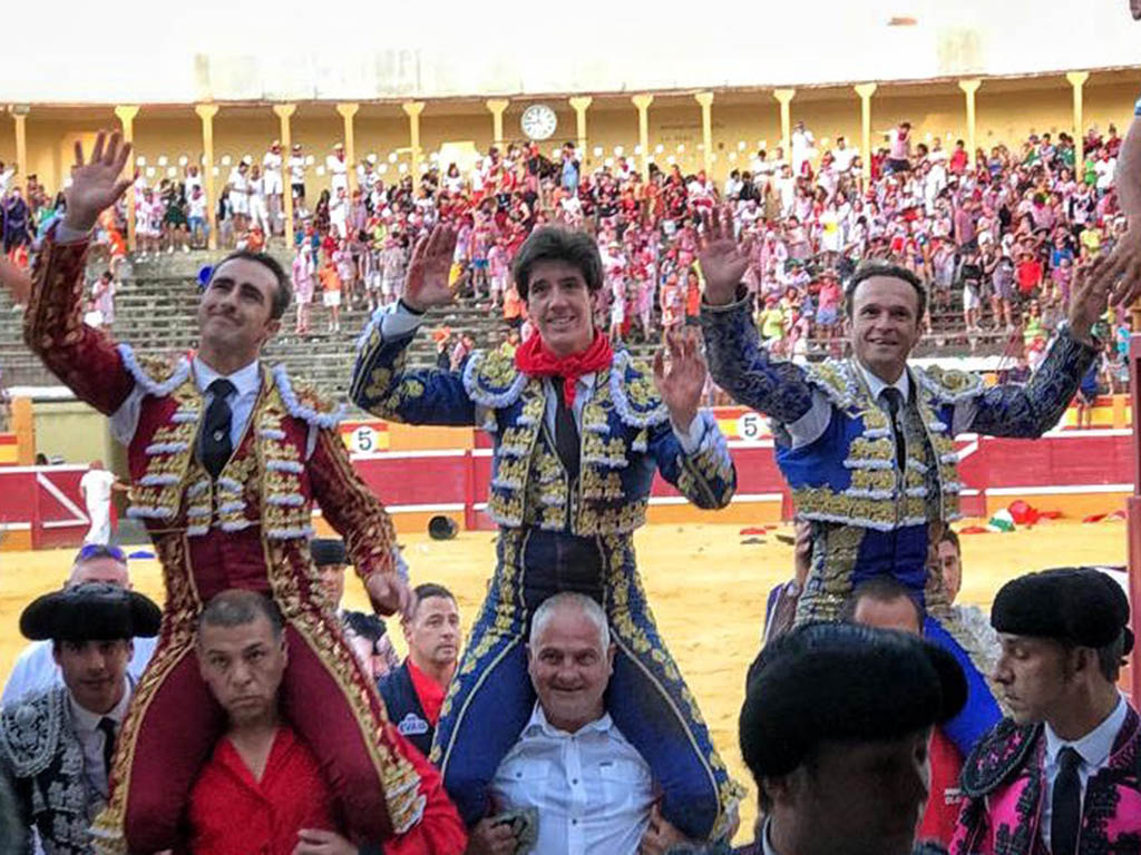 El Fandi, Esaú Fernández y Antonio Ferrera, en hombros en Tudela. / PRENSA ESAÚ FERNÁNDEZ