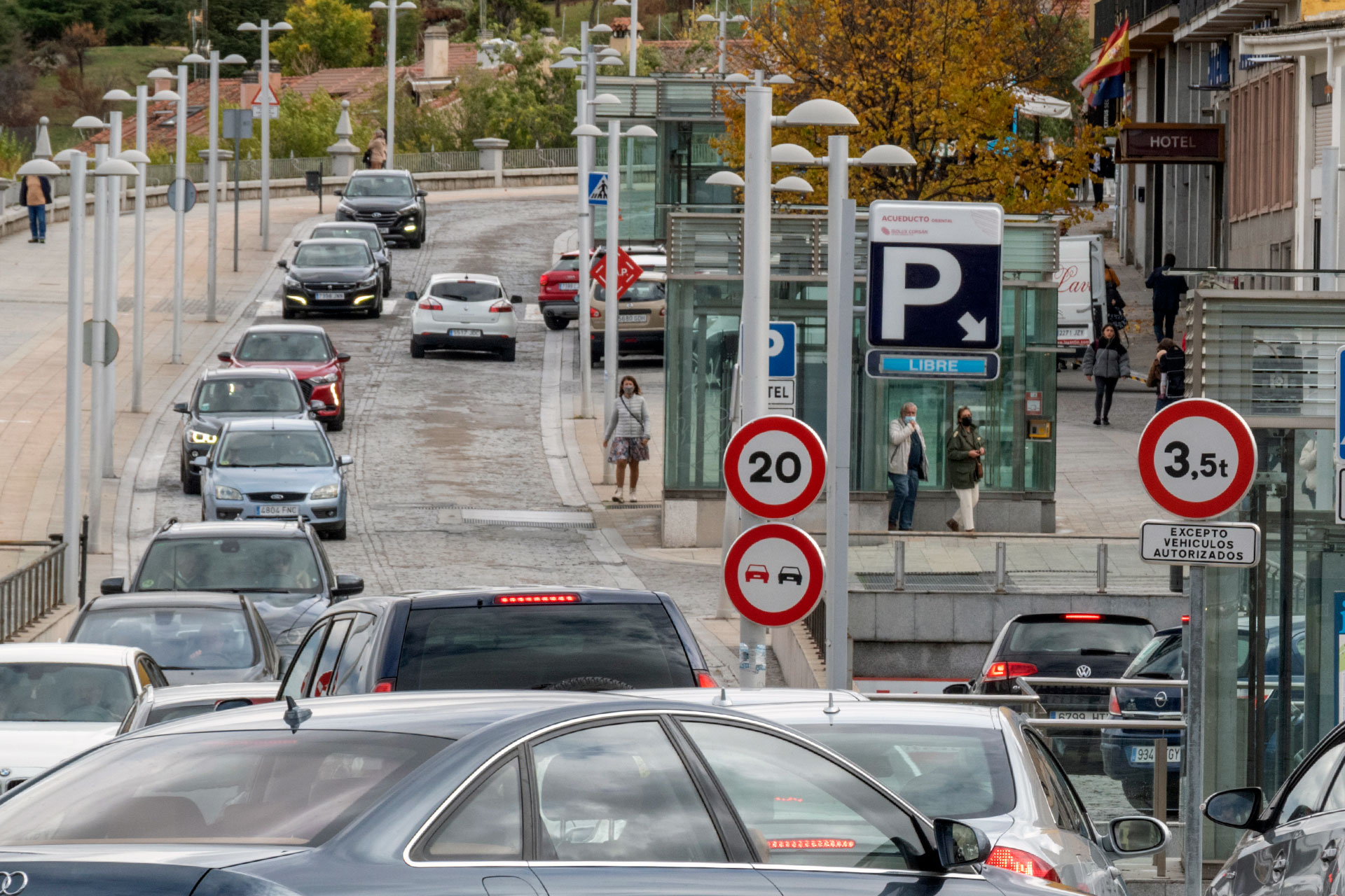Tráfico en el tramo de la avenida de Padre Claret próximo al Acueducto. / Kamarero