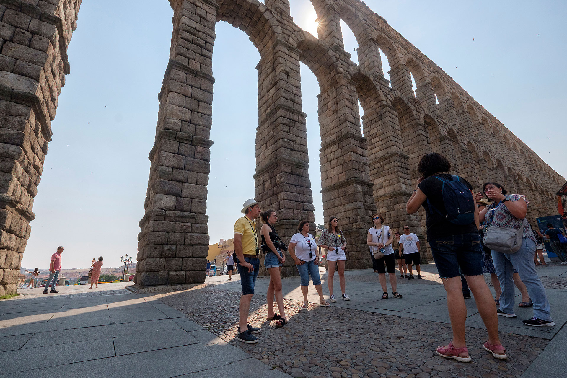 Una visita guiada comienza su visita a primera hora frente al Acueducto