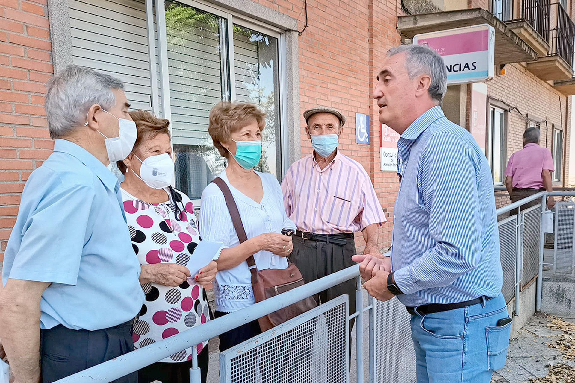 El delegado territorial conversa con vecinos de Juarros de Voltoya, que ayer utilizaron el nuevo sistema para ir al médico. /E.A.