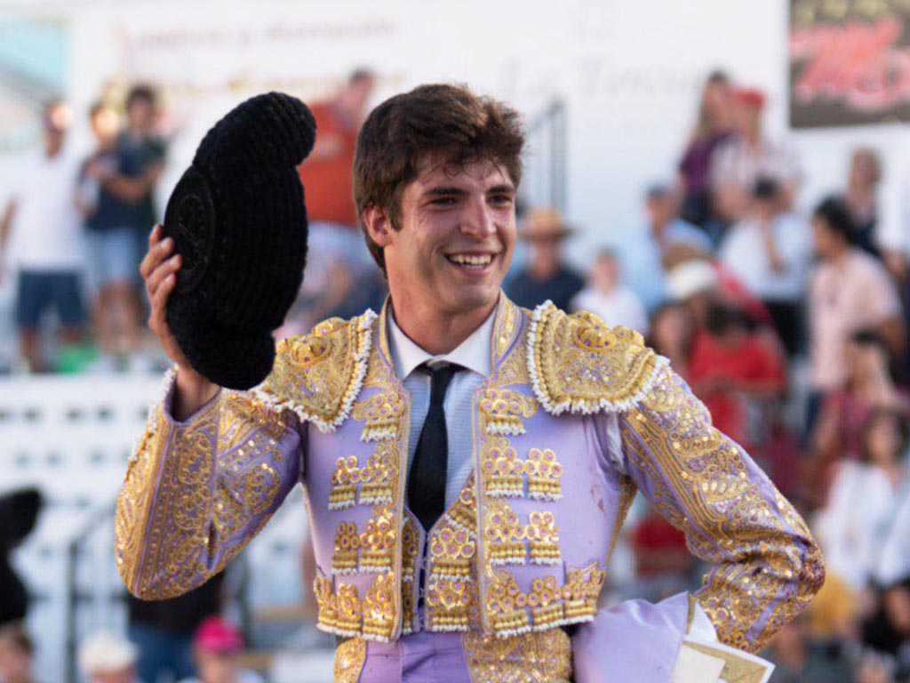 El torero Ángel Sánchez, en hombros. / COPA 'CHENEL'