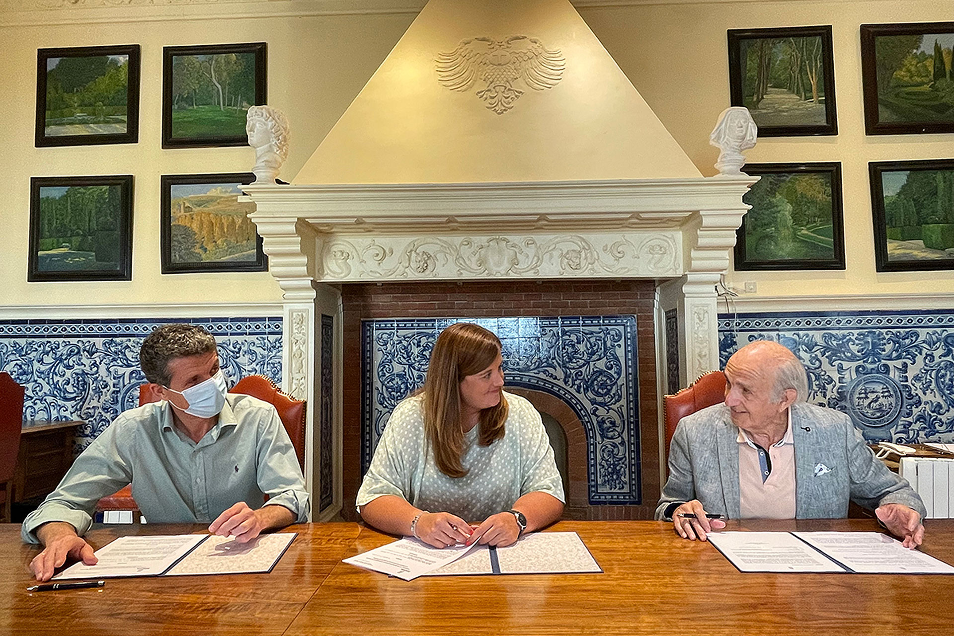 Firma del convenio ayer en la Sala de la Chimenea del Ayuntamiento. / E. A.