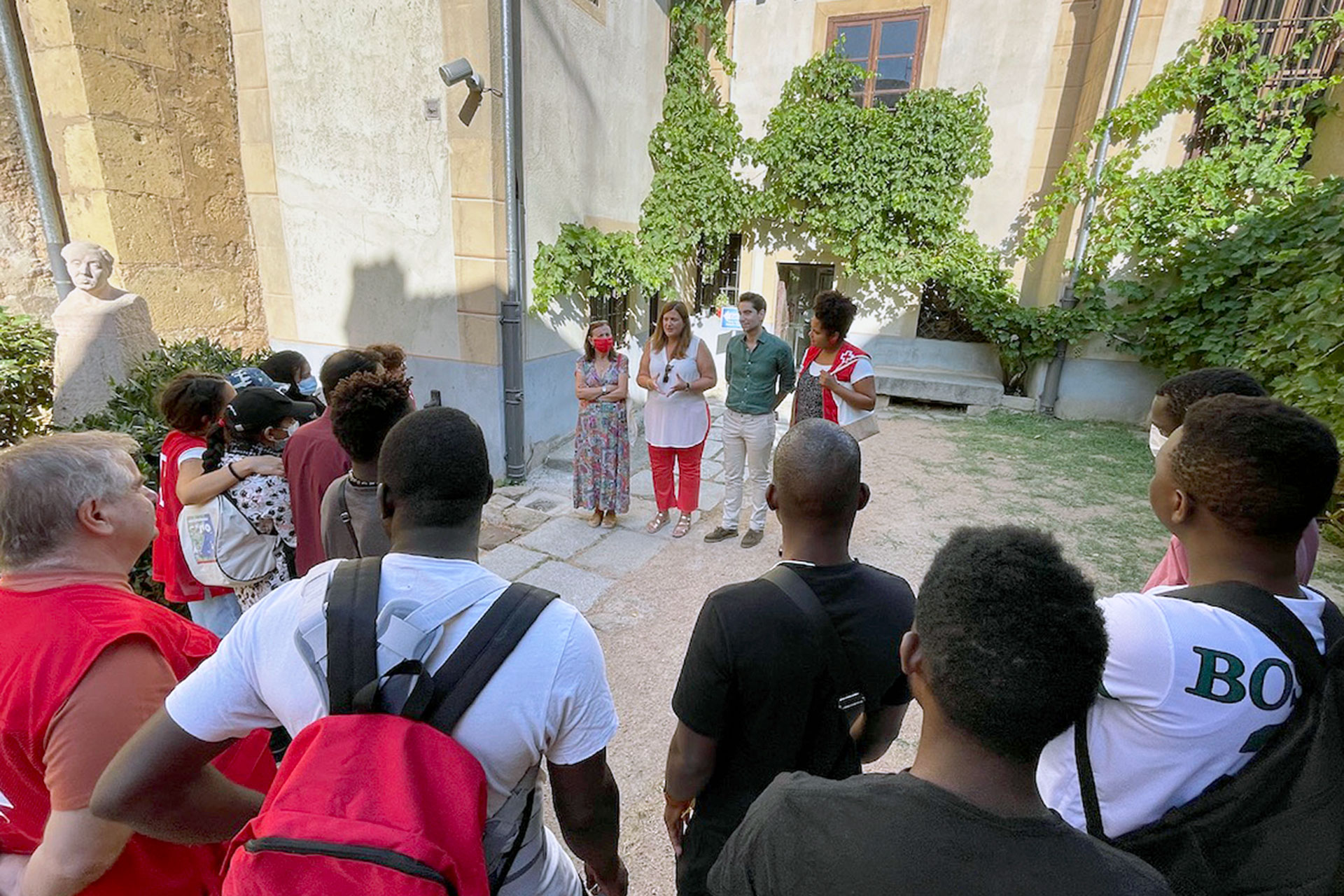 La representante de Cruz Roja, la alcaldesa y el edil se dirigen a los participantes con ayuda de una intérprete. / E. A.