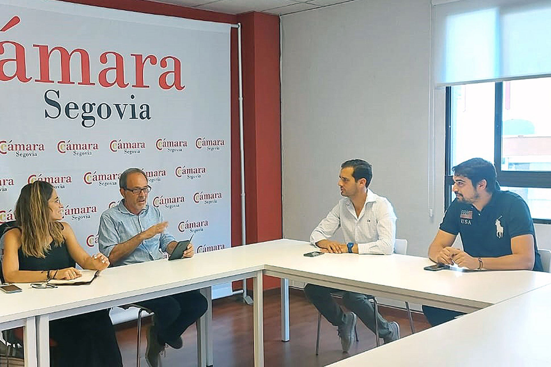 El encuentro entre representantes camerales y del PP tuvo lugar en la sede de la Cámara de Comercio. / EL ADELANTADO