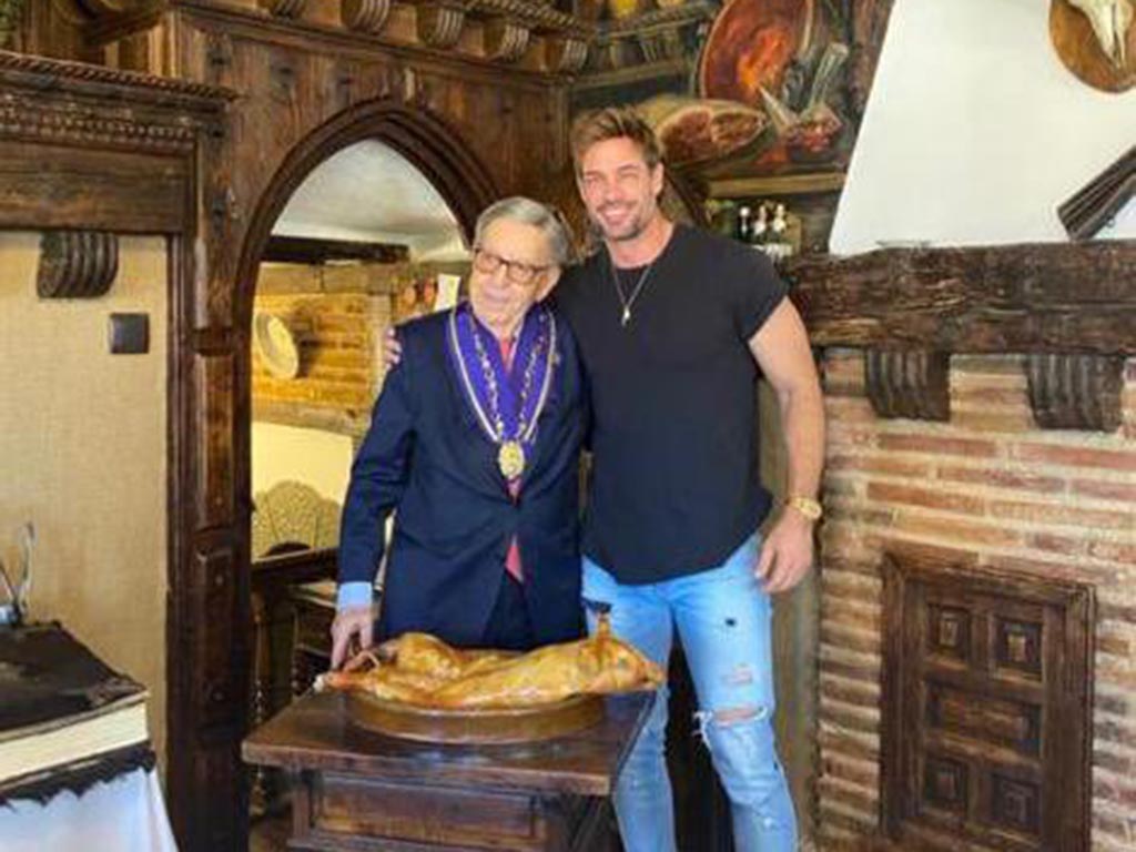 Alberto López, maestro asador, y el actor William Levy, en el Mesón Cándido. / @MESÓNCANDIDO