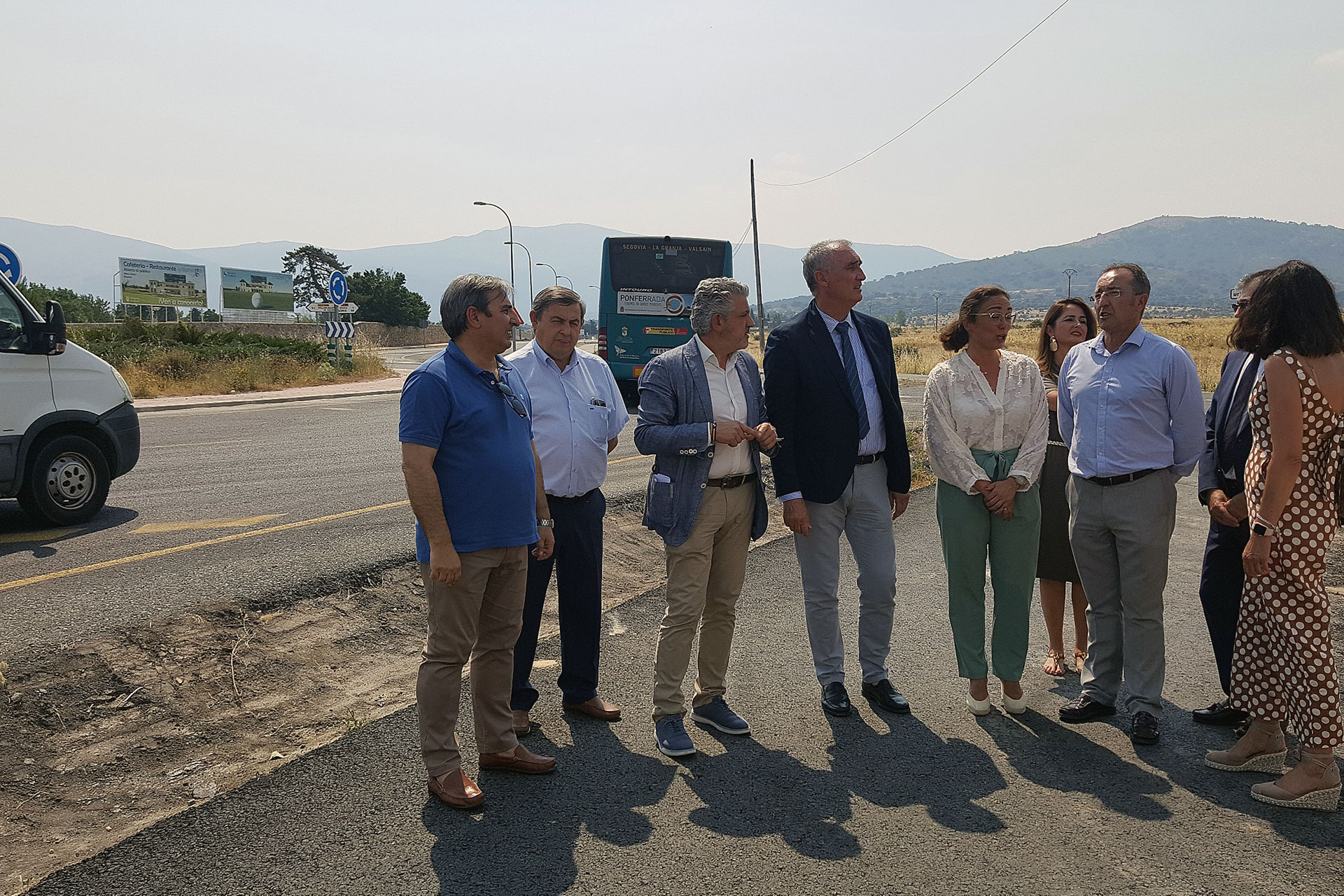 La consejera, en el centro, junto a las autoridades locales y provinciales durante la visita a las obras de la CL-601. / EL ADELANTADO