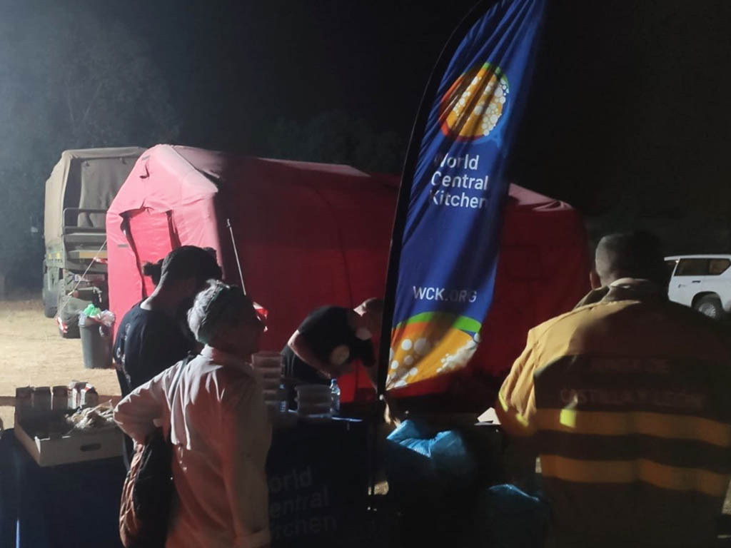 El chef José Andrés, de la guerra de Ucrania al incendio de Zamora 1 El chef José Andrés reparte comida en el incendio de Zamora. / @jatirado_oc