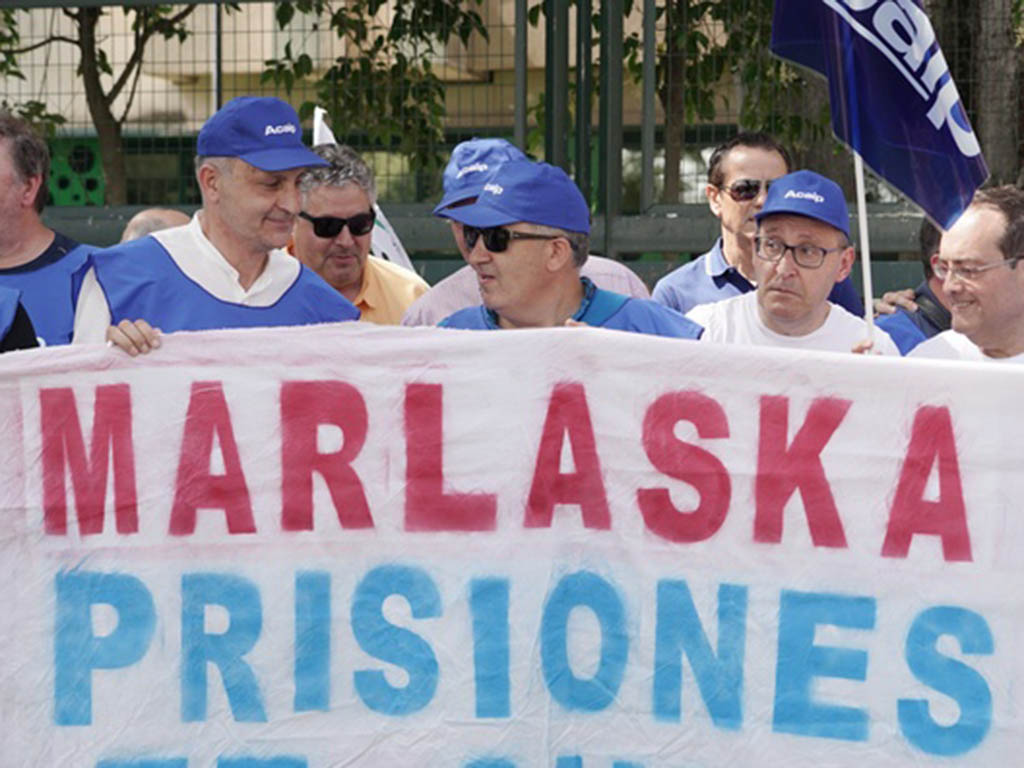 Representantes sindicales de CSIF y ACAIP-UGT participan en una concentración de trabajadores penitenciarios en protesta por las agresiones graves sufridas recientemente por este colectivo. / RUBÉN CACHO - ICAL