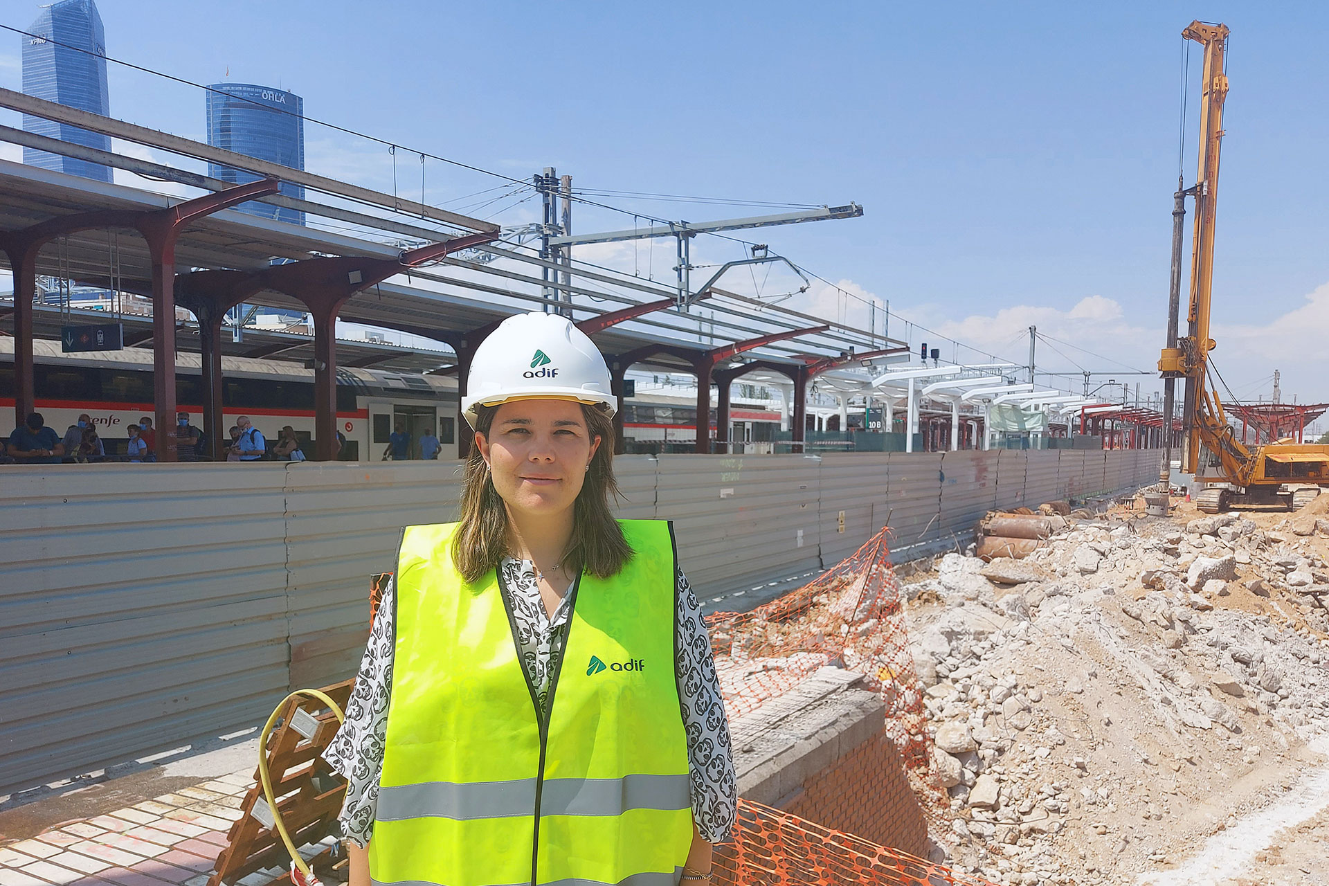 La segoviana Elena Artalejo supervisa las obras que se están realizando en la estación de Chamartín. / E.A.