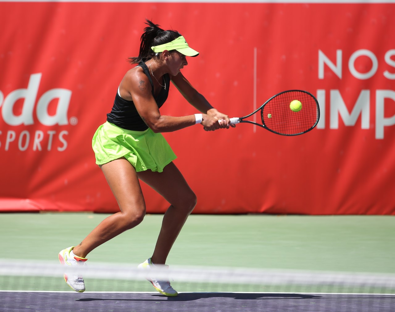 Eva Guerrero en su enfrentamiento con Alexandra Eala en el Open de Castilla y León. / ALBERTO SIMÓN