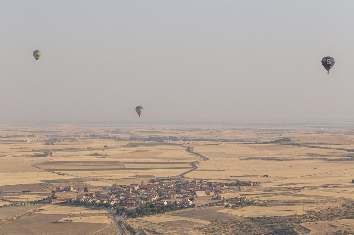 El Festival de Globos queda lastrado por la ola de calor 1 Los globos flotan sobre el horizonte castellano visible desde la ciudad de Segovia. / NEREA LLORENTE