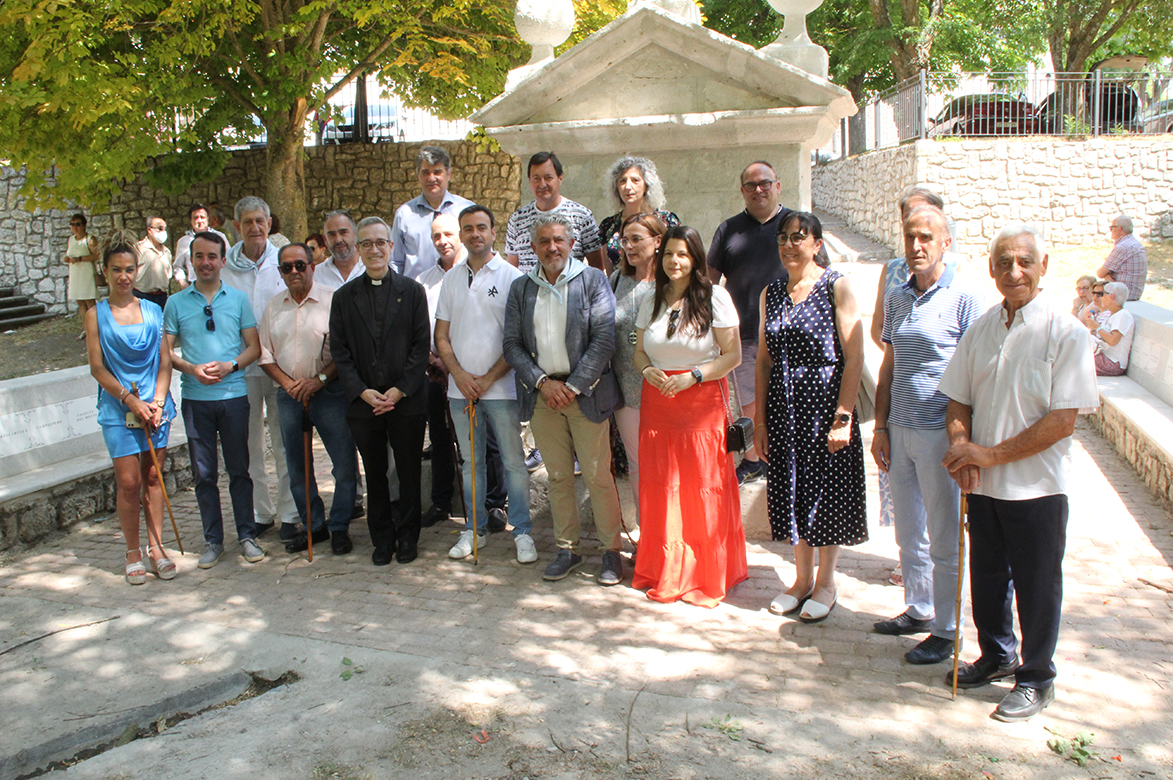 Alcaldes junto a la fuente de San Antonio, restaurada gracias a la Comunidad de Villa y Tierra de Cuéllar. / C.N.
