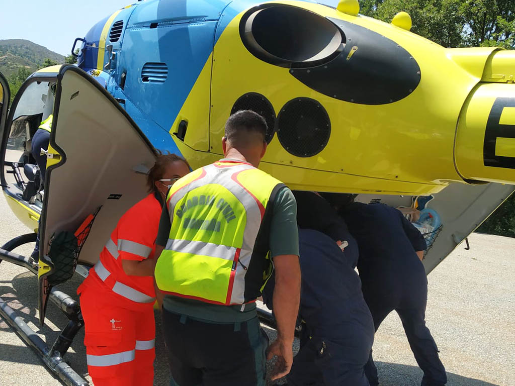 Evacuación de un hombre de 25 años, vecino de Cádiz, tras sufrir un accidente en La Pinilla. / @GCSEGOVIA062