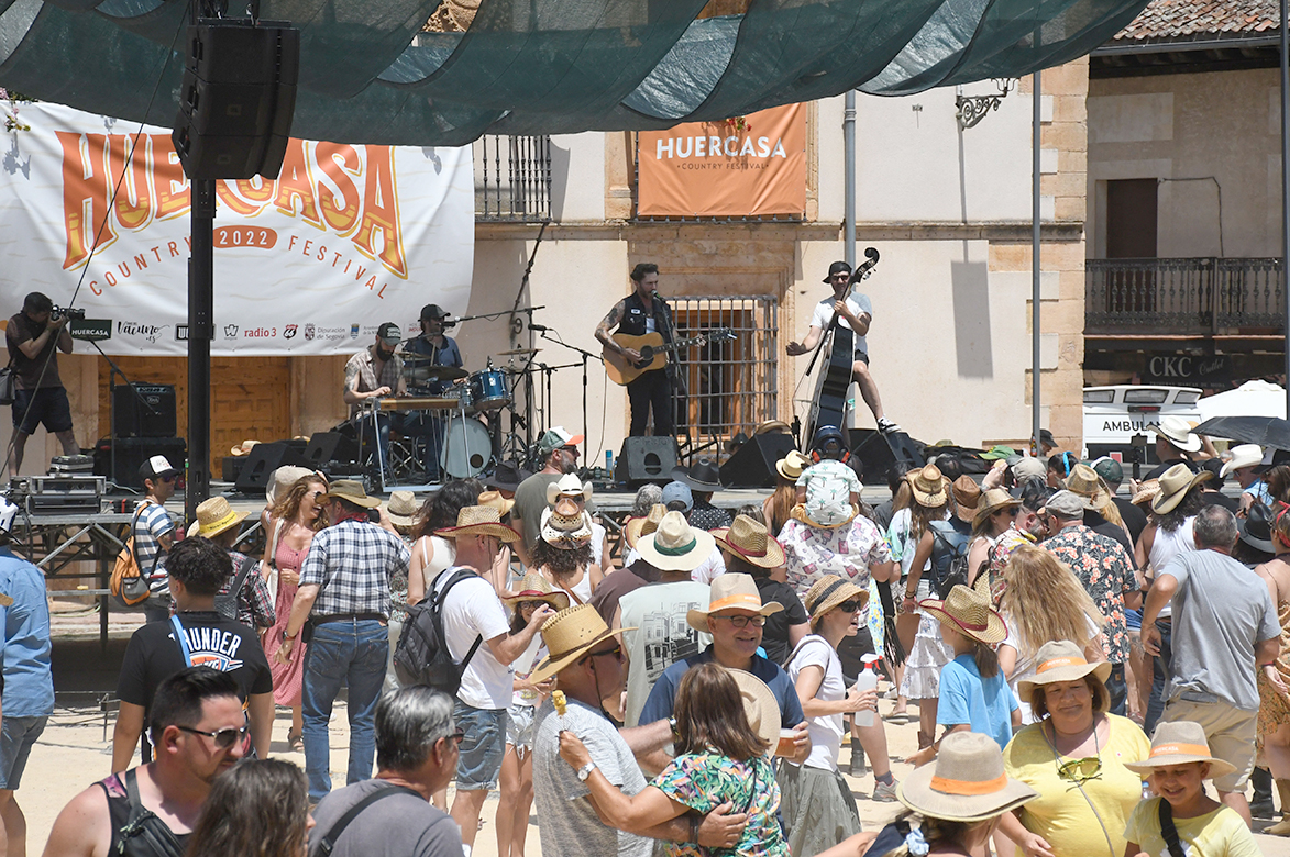 El público desafió el fuerte calor para disfrutar de los ‘line dance’ en la plaza mayor de Riaza. / EFE - PABLO MARTÍN