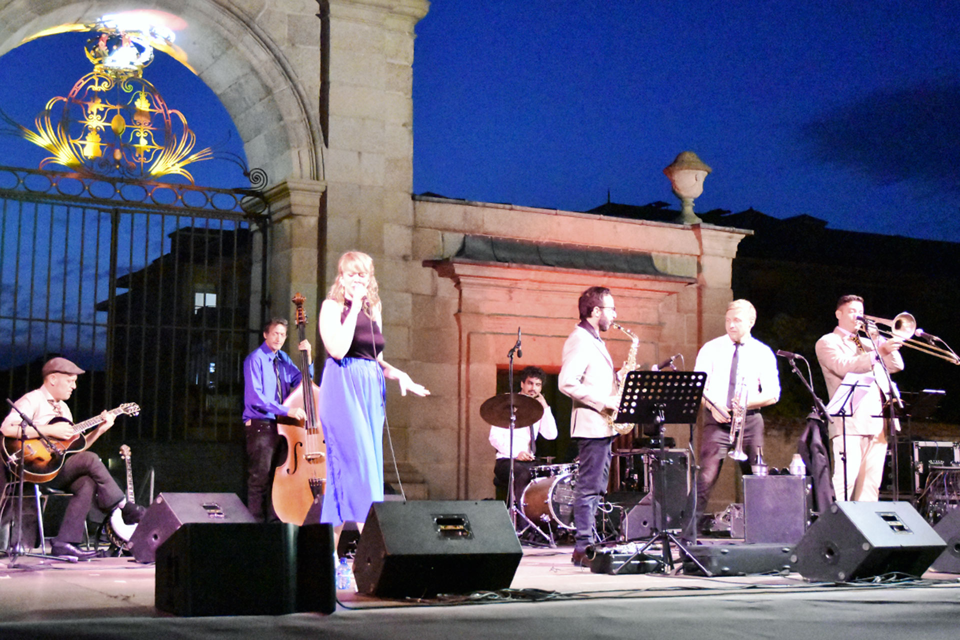 Tara & The Jazz Bombs, durante su actuación en la Puerta de la Reina. /FRANCISCO SÁNCHEZ VIRAZ